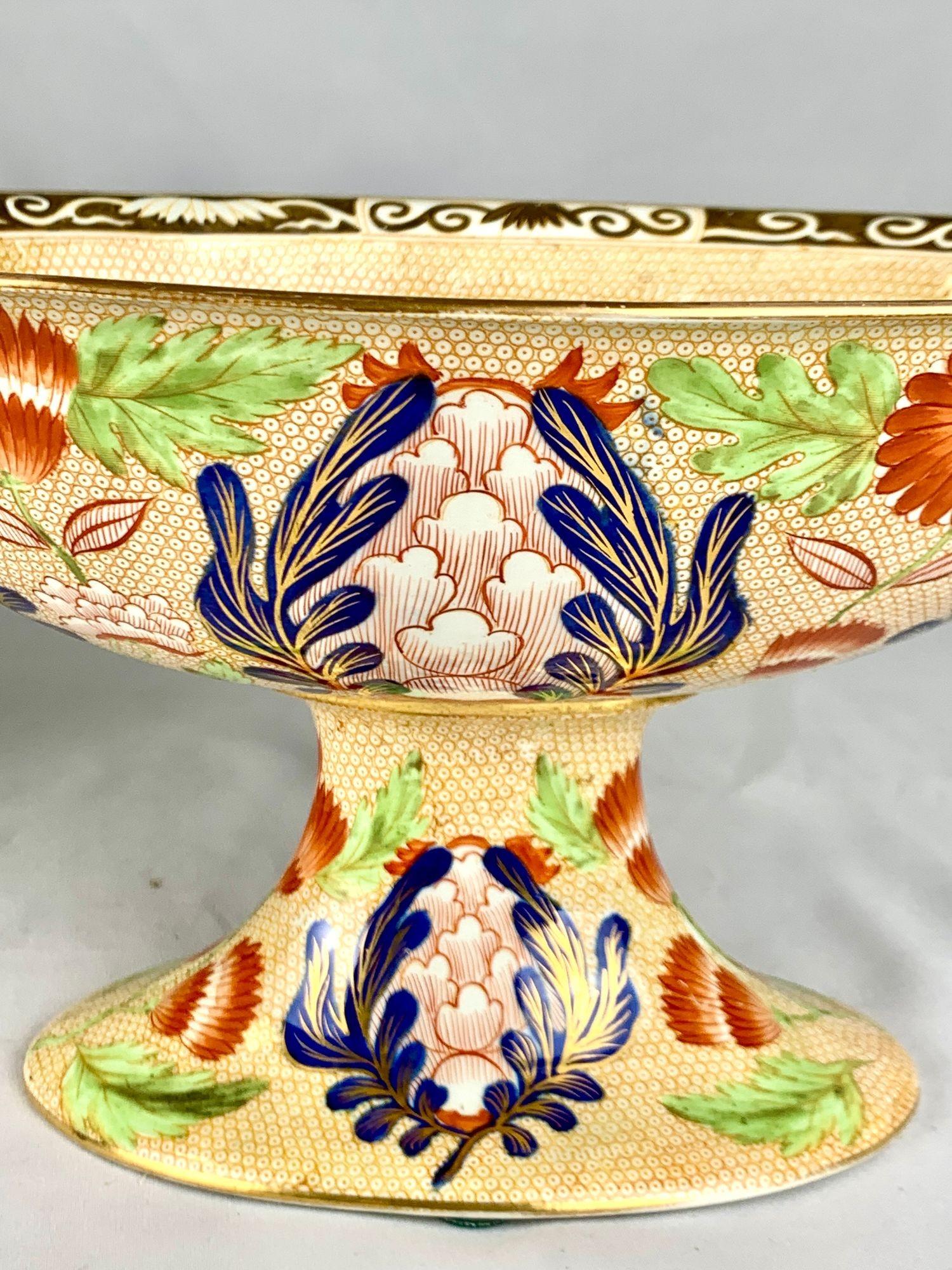 Dieses schöne Wedgwood-Perlengeschirr aus dem frühen 19. Jahrhundert wird mit dem dazugehörigen Originaltablett geliefert.
Beide Stücke sind in einer lebhaften, an Imari erinnernden Farbpalette aus Kobaltblau, Eisenrot, sanftem Grün und vergoldeten