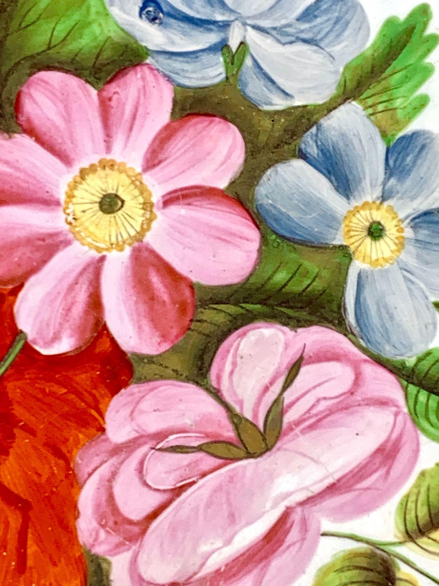Diese antike englische Staffordshire-Perlenschüssel aus der Zeit um 1820 zeigt ein wunderschönes botanisches Bouquet aus handgemalten Gartenblumen in Rosa, Blau, Orange und Gelb.
Die Wellenform wird von einer satten braunen Bordüre mit einem