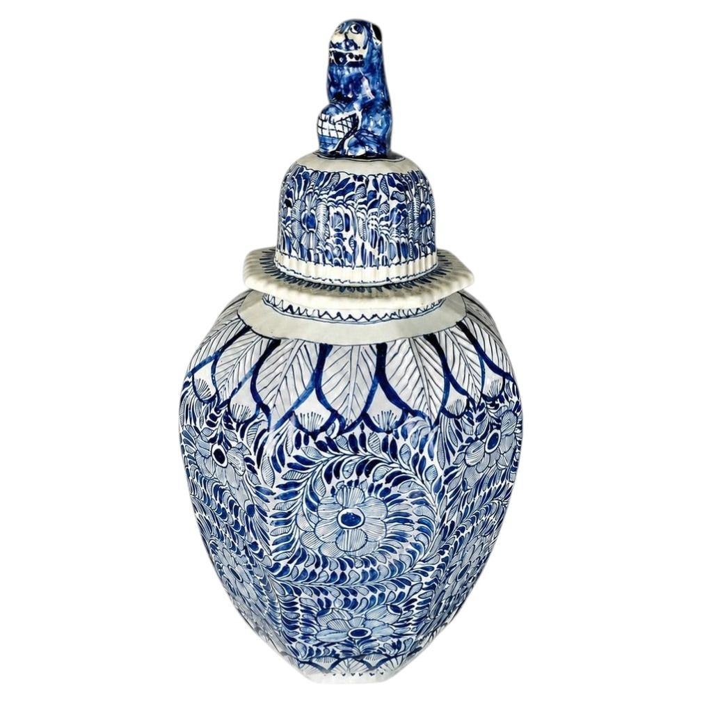 Großes blau-weißes Delfter Gefäß mit Deckel, handbemalt, um 1780 im Angebot