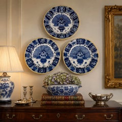 3 Platos Grandes Antiguos de Delft Azul y Blanco con Dibujo de Pavo Real Siglo XVIII