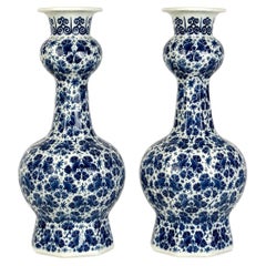 Paire de vases de Delft peints à la main, bleus et blancs, style « Mille fleurs », C-1765
