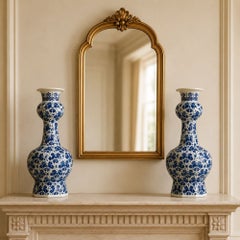 Paire de vases de Delft peints à la main, bleus et blancs, style « Mille fleurs », C-1765