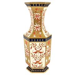Jarrón de porcelana Wedgwood, pintado a mano y dorado, Inglaterra, hacia 1900