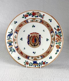 Plato heráldico de porcelana francesa, pintado a mano al estilo de la porcelana china de exportación, siglo XIX