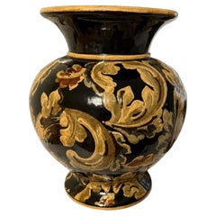 Jarrón «Art Ware» de Wedgwood, diseñado por George Marsden, con decoración en engobe en relieve, circa 1885