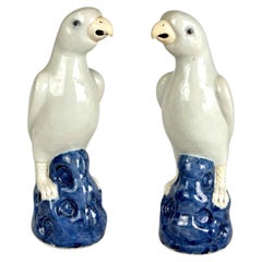 Coppia di pappagalli in porcellana cinese blu e bianca, dinastia Qing, 1870 circa