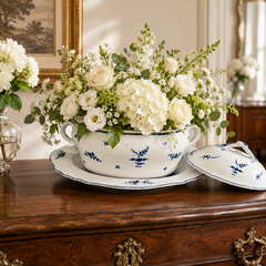 Sopera de porcelana francesa azul y blanca, pintada a mano al estilo «Bleu d’Arras», hacia 1780