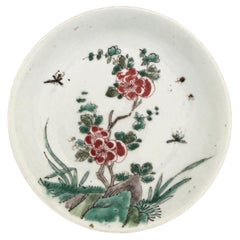 Handbemalte chinesische Porzellanschale der „Famille Verte“-Serie mit Schmetterlings- und Blumenmotiv, Kangxi-Zeit