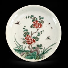 Plat chinois en porcelaine peint à la main de la « Famille Verte », représentant des papillons et des fleurs, époque Kangxi
