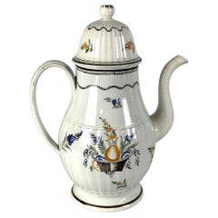 Cafetière anglaise en « pearlware » du XVIIIe siècle, décorée à la main de fleurs, vers 1790