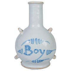 Blau-weiße Flasche mit dem Namen "Boy" aus der Zeit um 1750