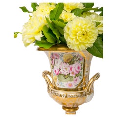 Grand Vase Urne en Porcelaine Antique Anglaise Peint à la Main Fleurs et Dorure Ca. 1820