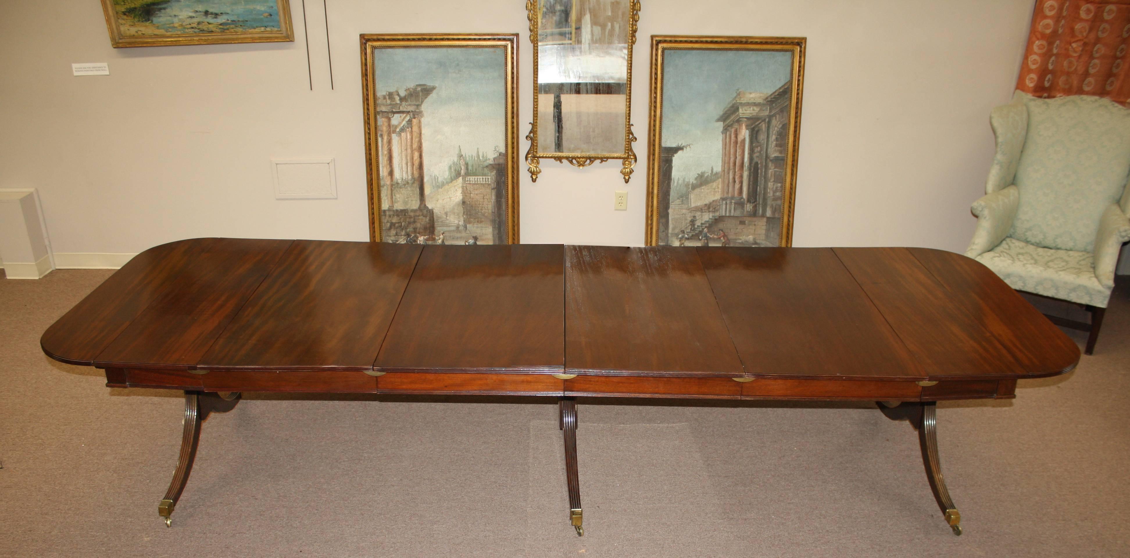 American Federal Triple Pedestal 'Concertina' Banquet Table In Good Condition For Sale In Woodbury, CT