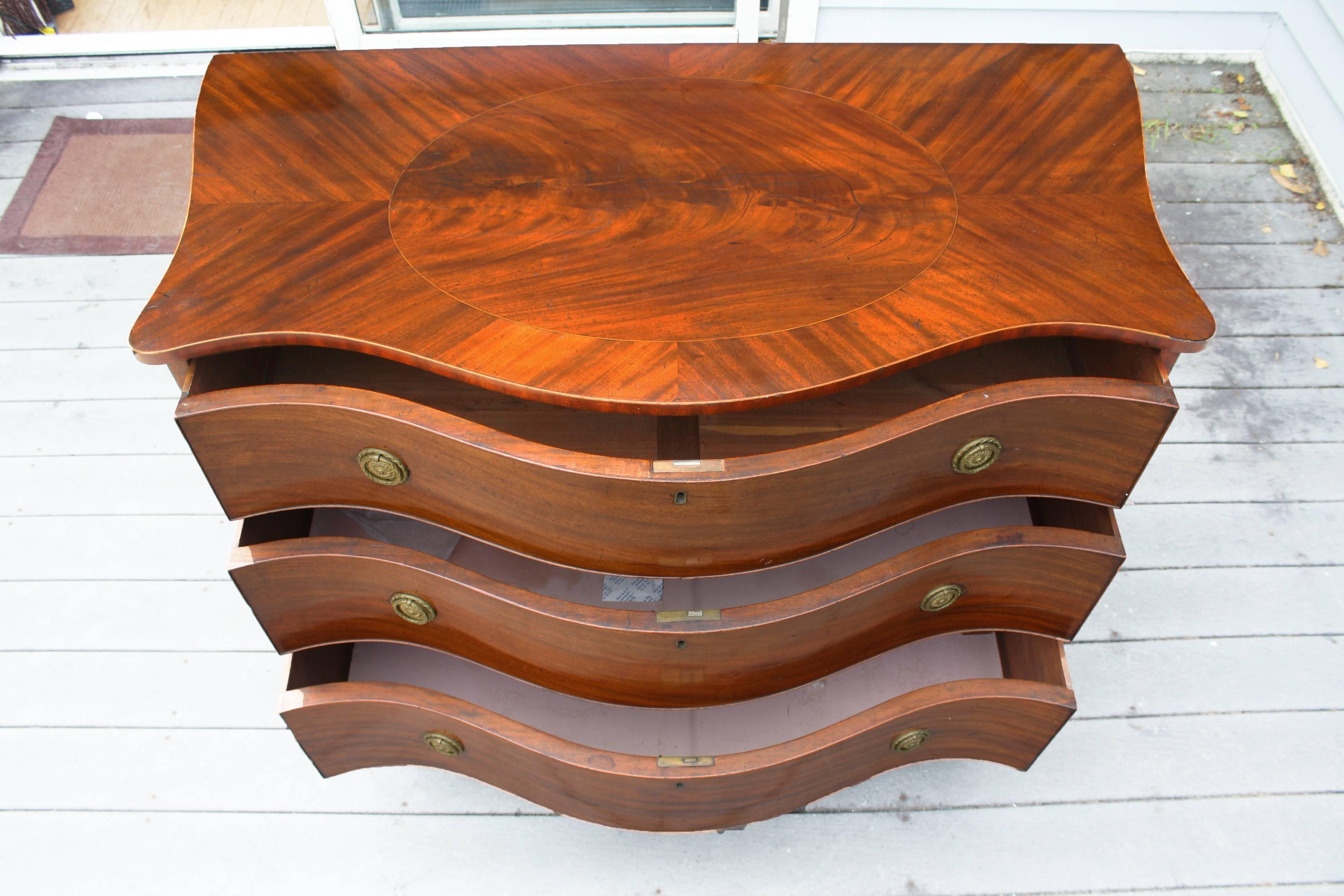 Hand-Carved American Federal Serpentine Mahogany Commode For Sale