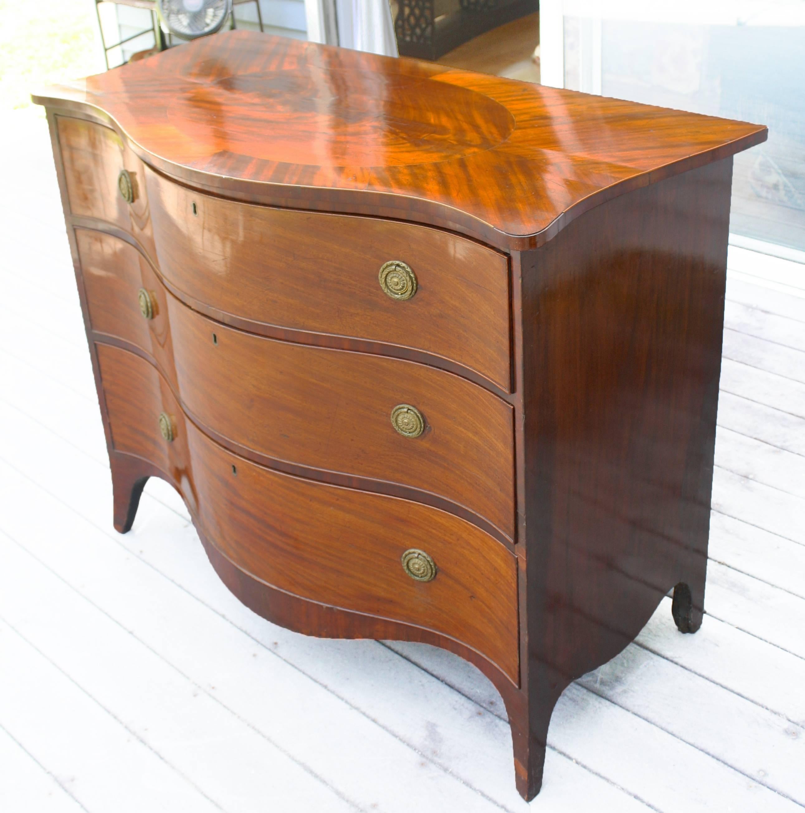 18th Century American Federal Serpentine Mahogany Commode For Sale