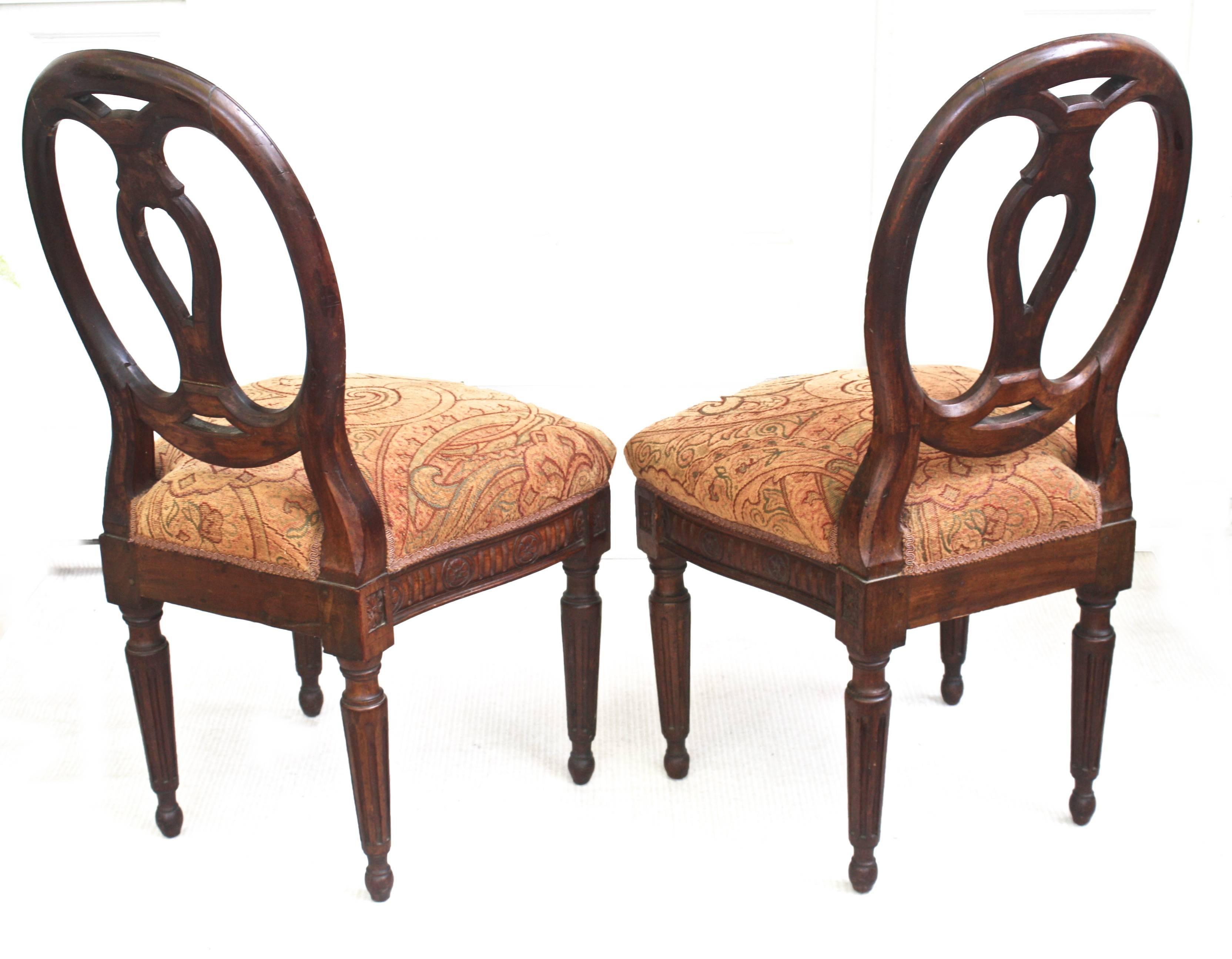 Hand-Carved Pair of Italian Neoclassical Walnut Side Chairs For Sale