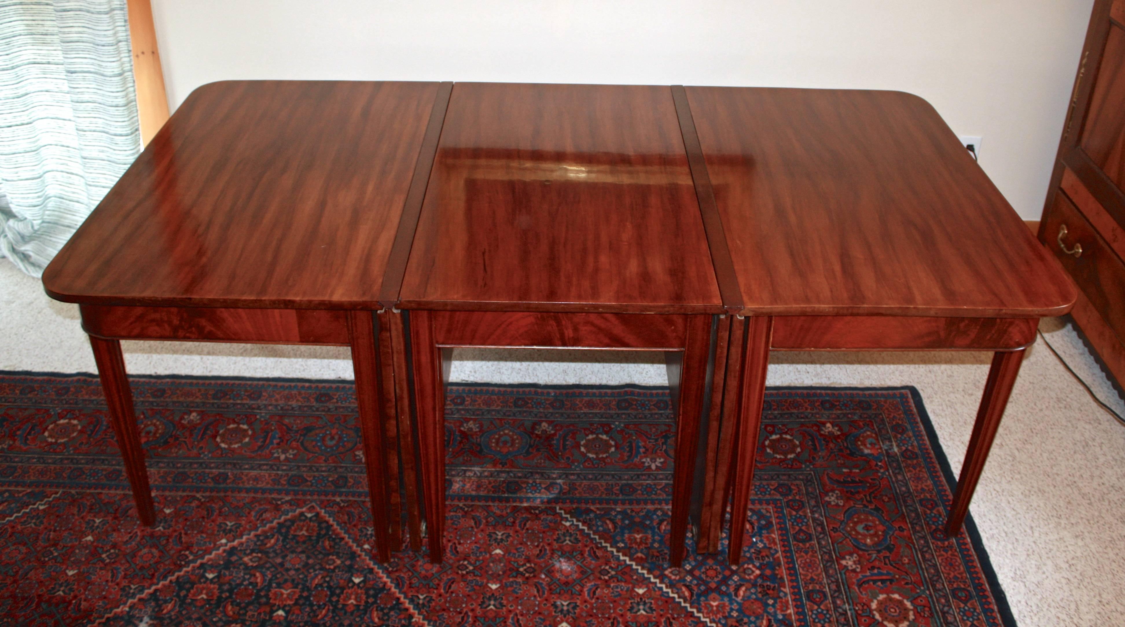 American Federal Revival Banquet Table In Good Condition For Sale In Woodbury, CT
