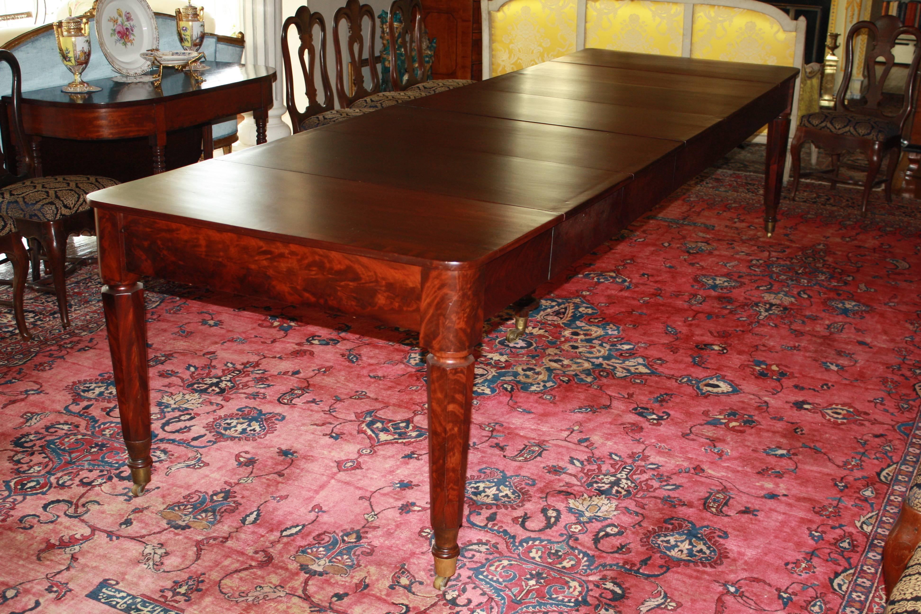 American Classical Period Banquet Table In Good Condition For Sale In Woodbury, CT