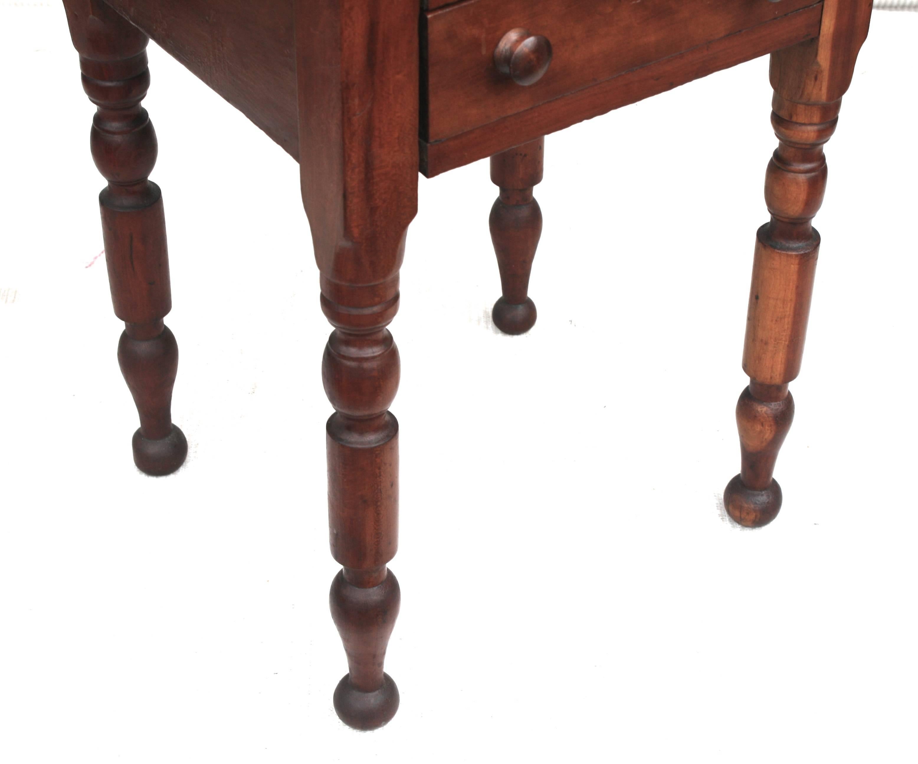 Mid-19th Century American Classical Baluster Legged Cherrywood Side Table For Sale