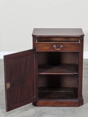 Meuble de rangement anglais ancien en acajou de style George III, vers 1780