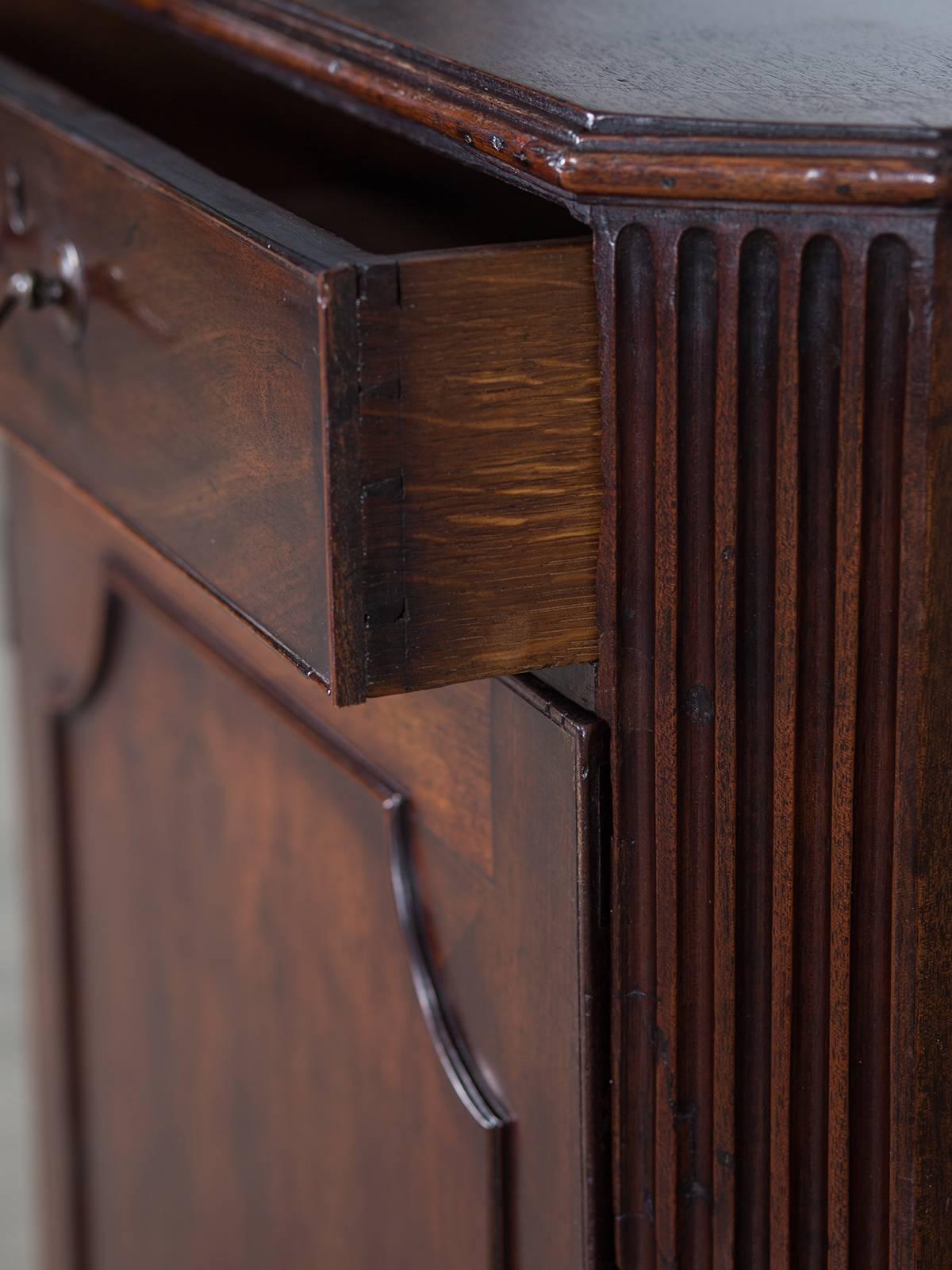 George III Antique English Mahogany Cabinet, circa 1780 In Excellent Condition For Sale In Houston, TX