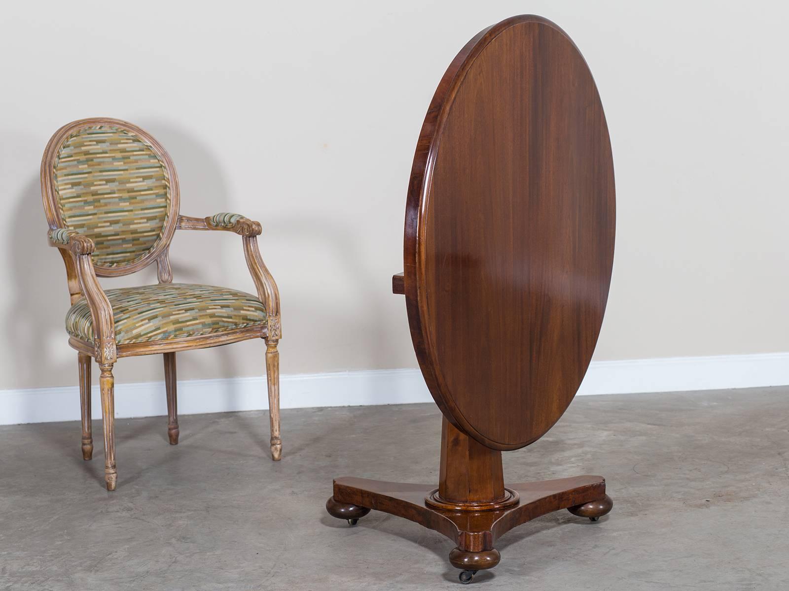 Antique English Mahogany Tilt-Top Pedestal Table, circa 1835 In Excellent Condition In Houston, TX