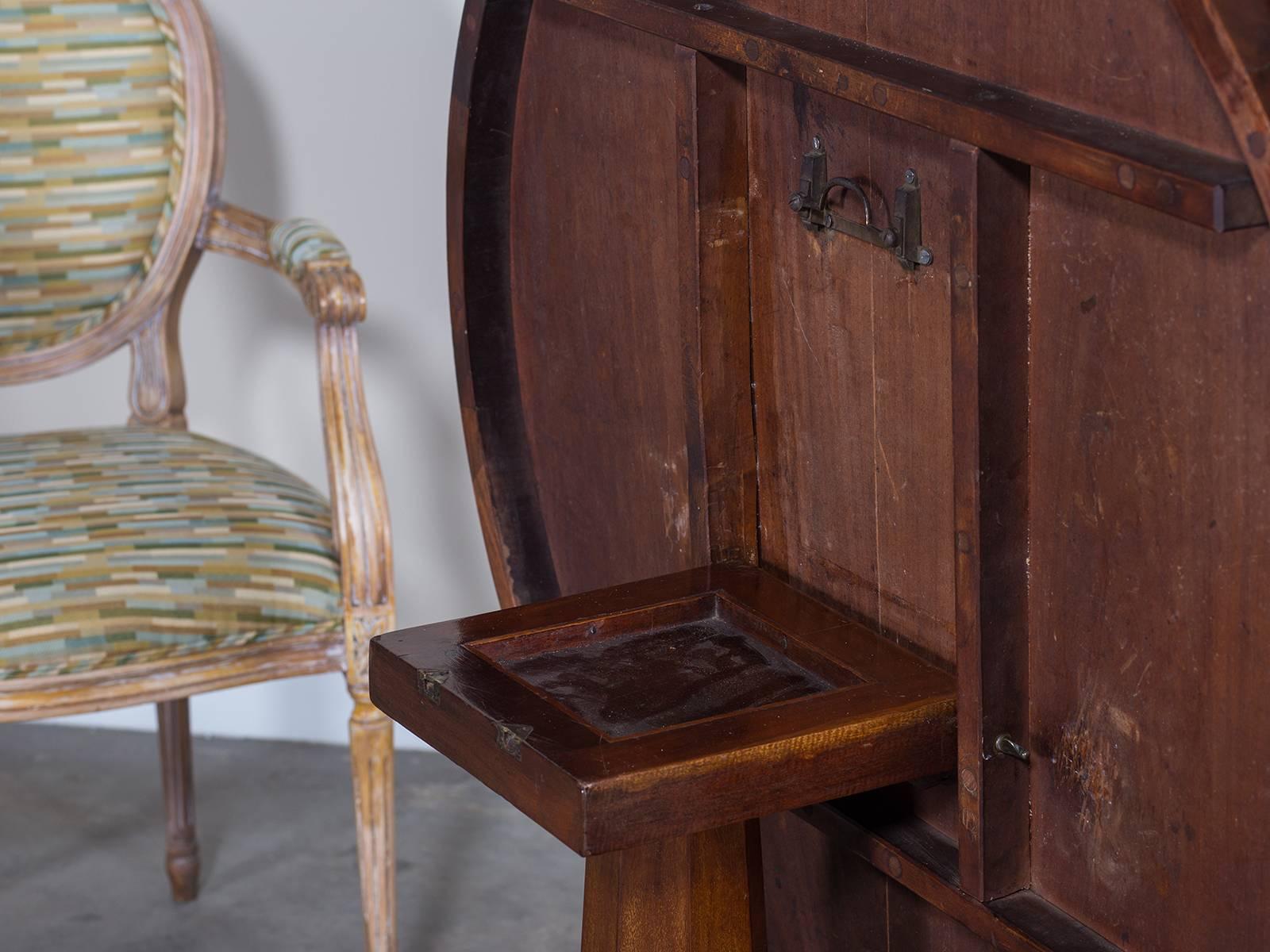 Antique English Mahogany Tilt-Top Pedestal Table, circa 1835 1