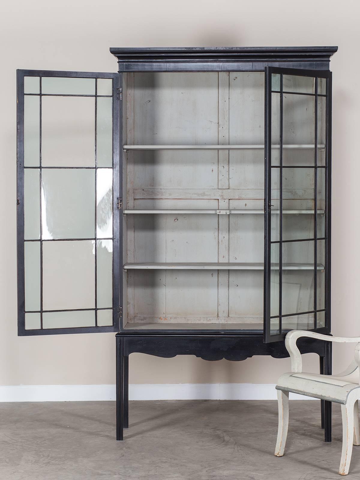 Receive our new selections direct from 1stdibs by email each week. Please click Follow Dealer below and see them first!

The strong architectural line of this antique English display cabinet bookcase circa 1875 begins with its rectangular shape