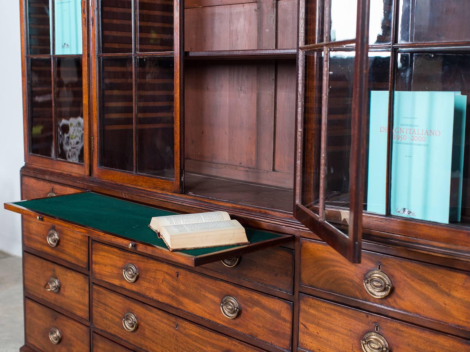 Antique English George III Mahogany Bookcase Display Cabinet, circa 1780 In Excellent Condition In Houston, TX