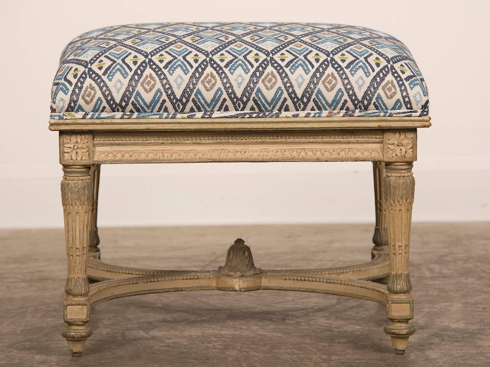 Louis XVI style painted bench, Belle Époque period, France, circa 1890. The handsome carved details on this bench appear not only on each of the four legs but also across the double 