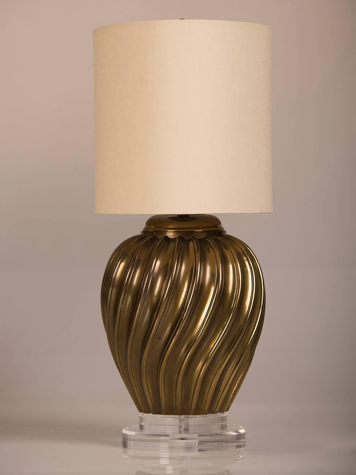 Pair of Italian Vintage Brass Swirl Vases Mounted as Custom Lamps, circa 1950 In Excellent Condition For Sale In Houston, TX