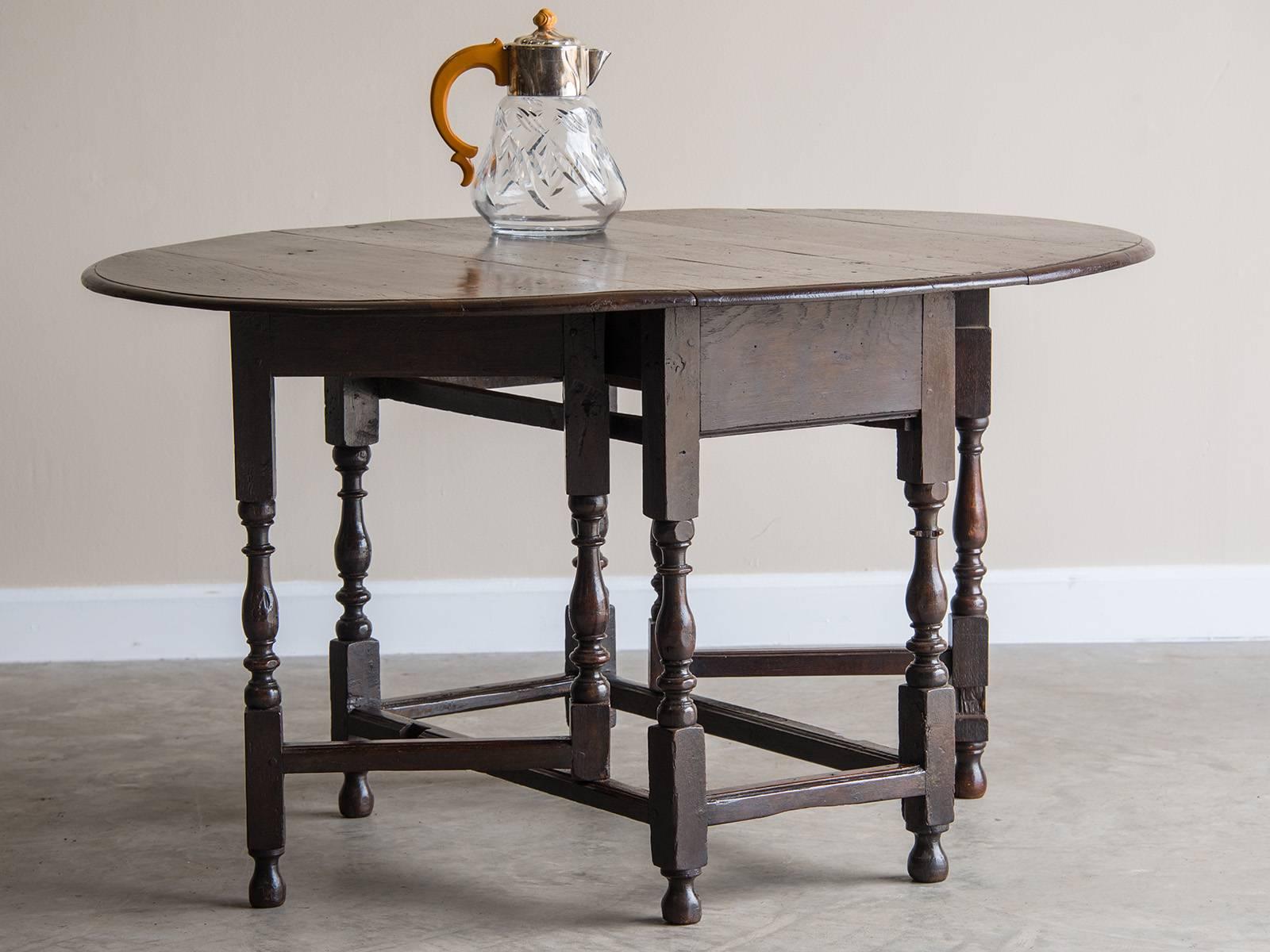 Antique English George III Oak Drop Leaf Table with Drawer, circa 1790 In Excellent Condition For Sale In Houston, TX