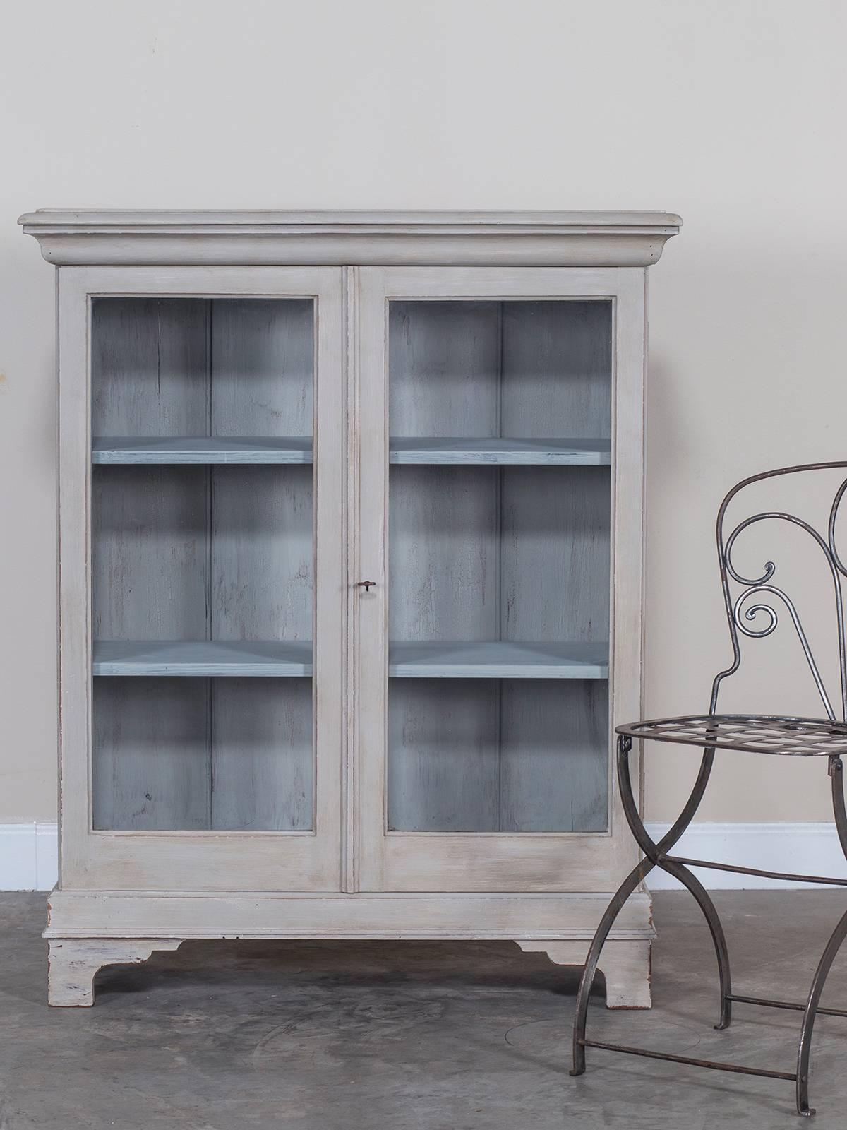 Receive our new selections direct from 1stdibs by email each week. Please click follow dealer below and see them first!

The simplicity of this antique English display cabinet bookcase, circa 1875 lends itself to focusing attention on what is