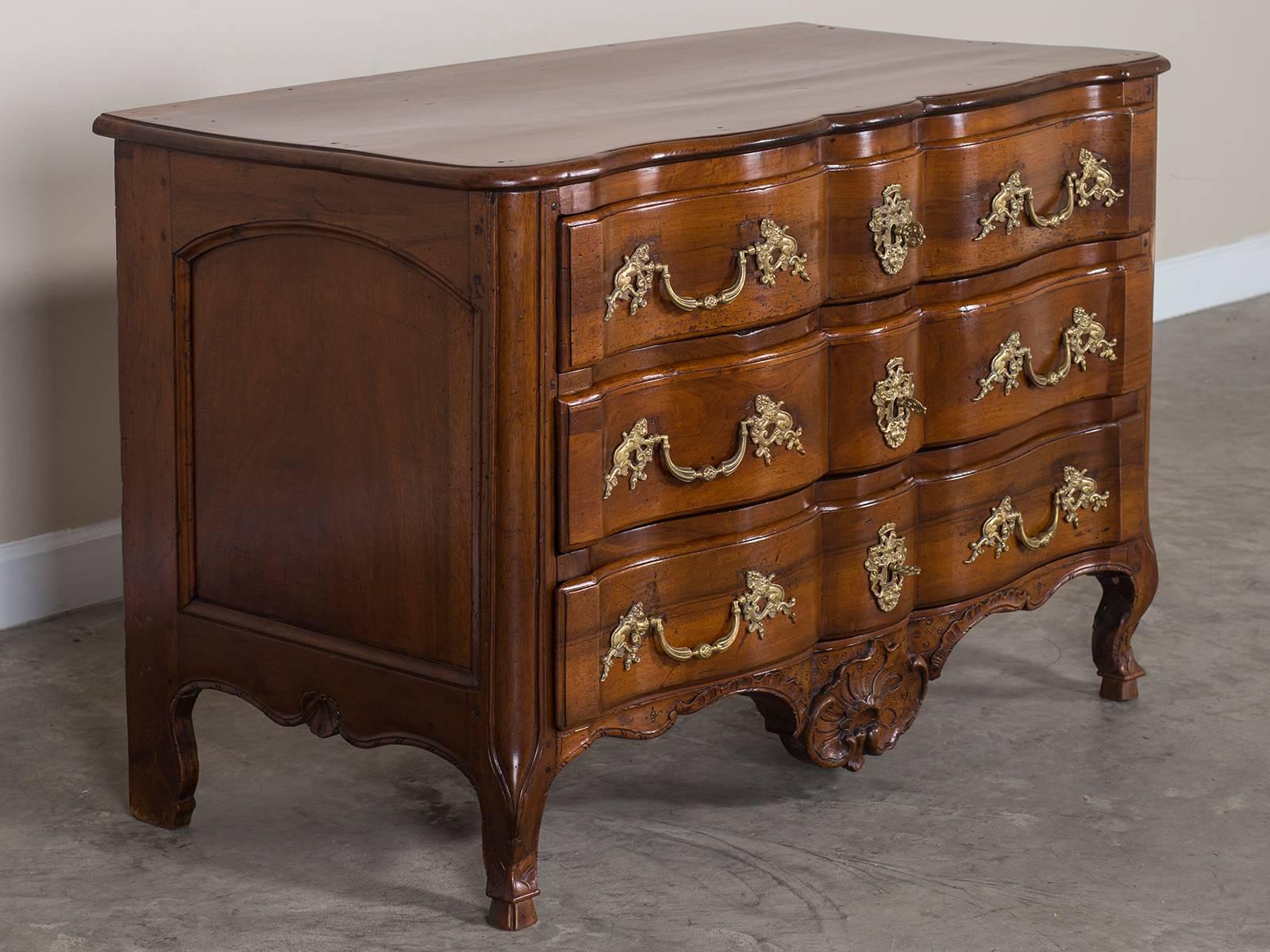 Antique French Louis XV Walnut Chest of Drawers, Arbalette Front, circa 1765 In Excellent Condition In Houston, TX