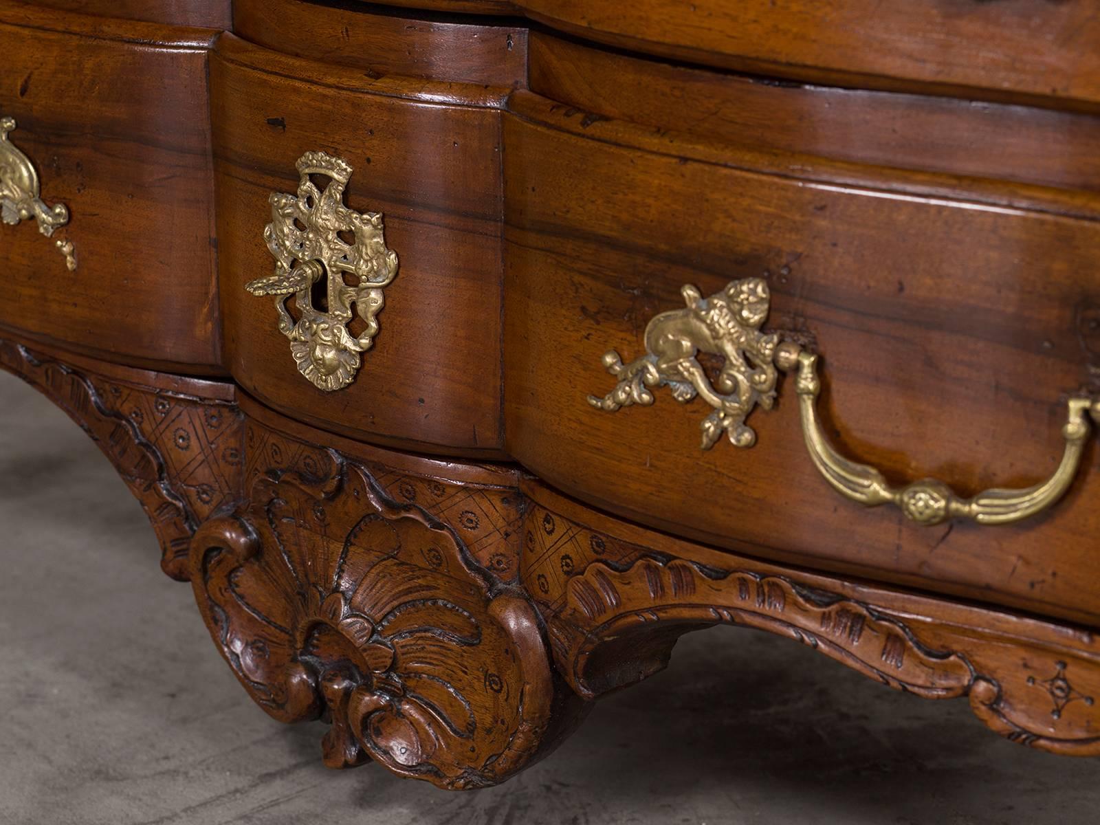 Antique French Louis XV Walnut Chest of Drawers, Arbalette Front, circa 1765 4