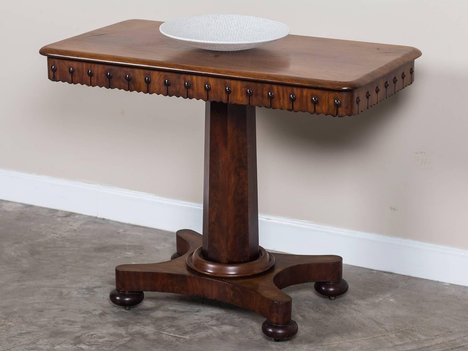 Antique English William IV Mahogany Table, circa 1835 In Excellent Condition In Houston, TX