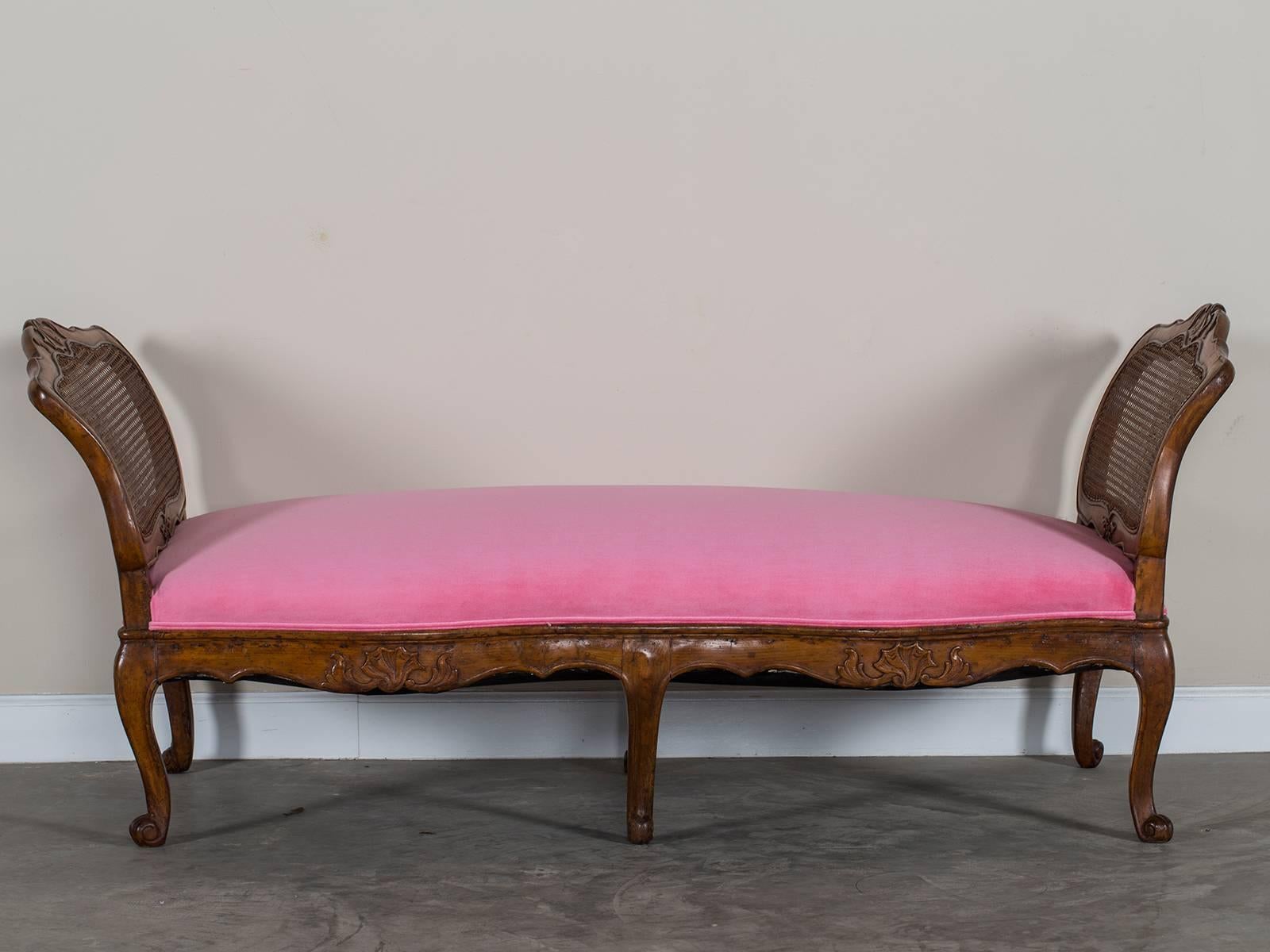 Antique French Louis XV Period Walnut Daybed Chaise Longue circa 1760 6