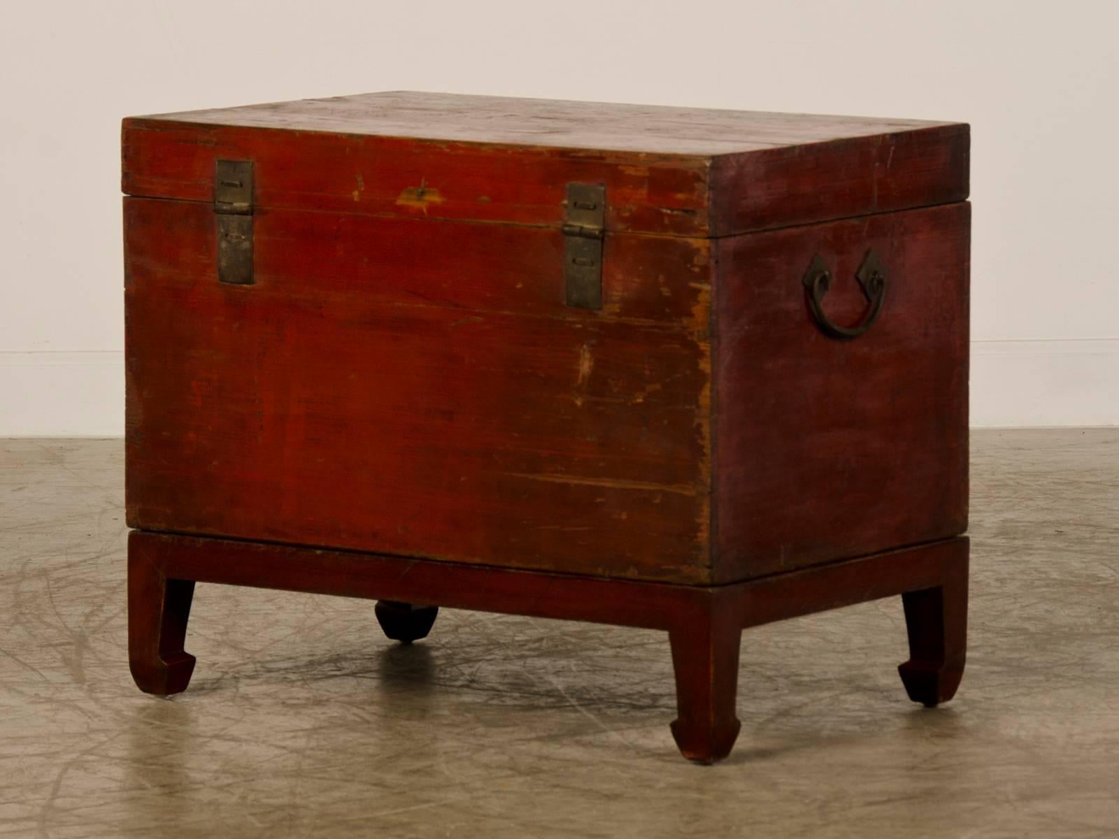 Late 19th Century Antique Chinese Red Lacquer Trunk with Gold Decoration, circa 1875