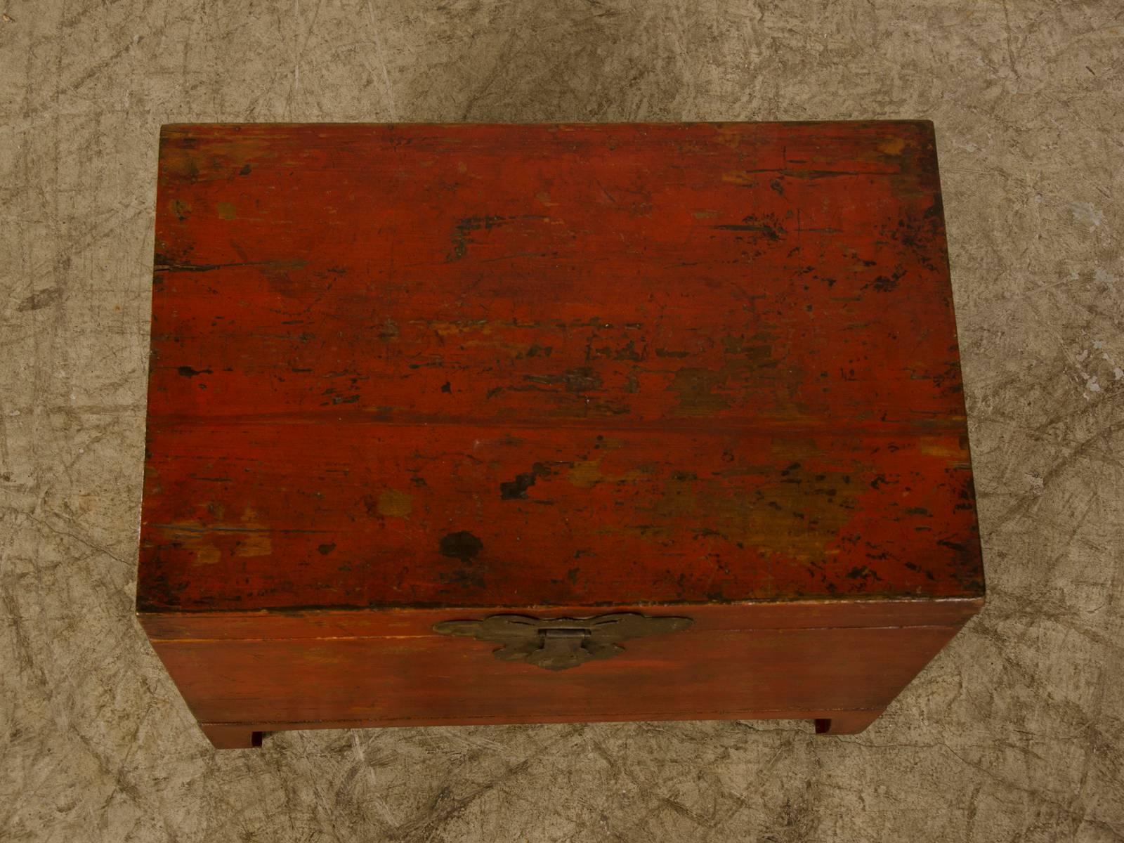 Antique Chinese Red Lacquer Trunk with Gold Decoration, circa 1875 1