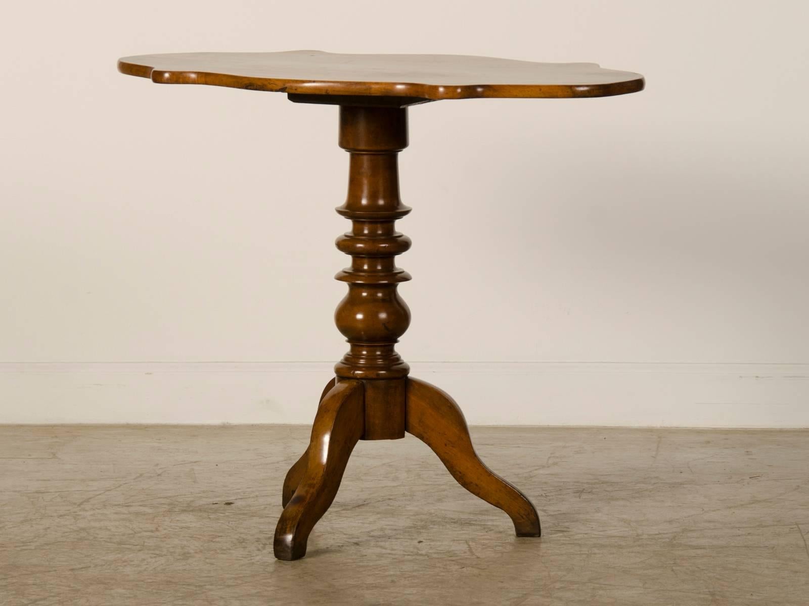 Mid-19th Century Antique English Oval Mahogany Pedestal Table, circa 1860 For Sale