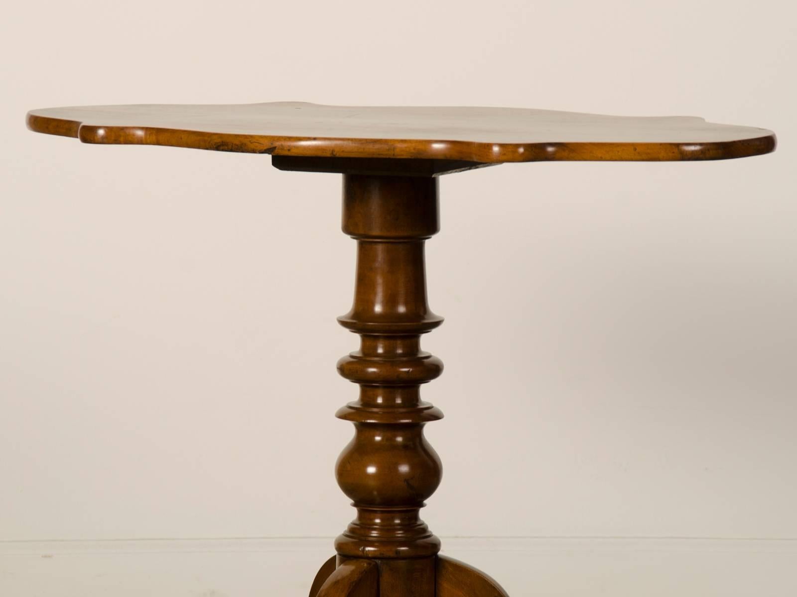 Carved Antique English Oval Mahogany Pedestal Table, circa 1860 For Sale