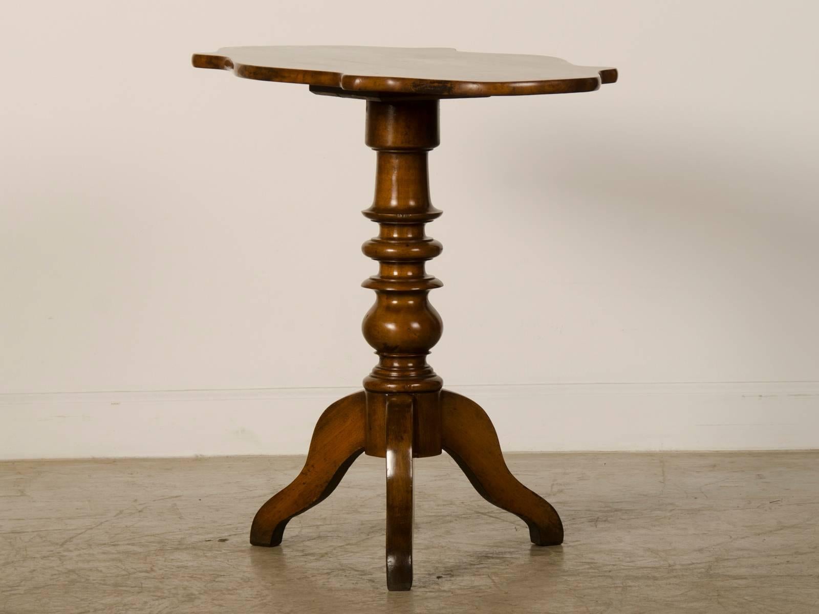 Antique English Oval Mahogany Pedestal Table, circa 1860 In Excellent Condition For Sale In Houston, TX