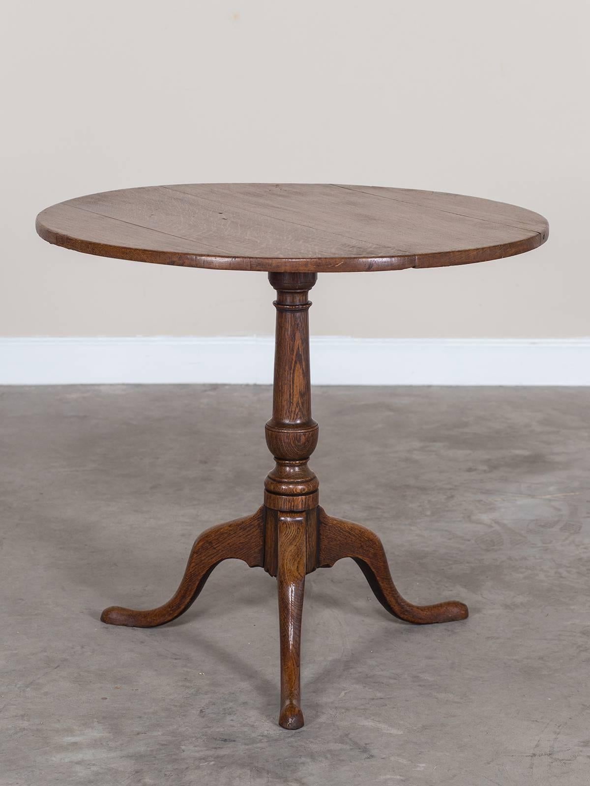 Be the first to see our new arrivals directly through 1stdibs! Please click Follow Dealer below. 

The clean elegant lines of this antique English George III period oak tilt top table circa 1790 showcase the elegance created during the Georgian
