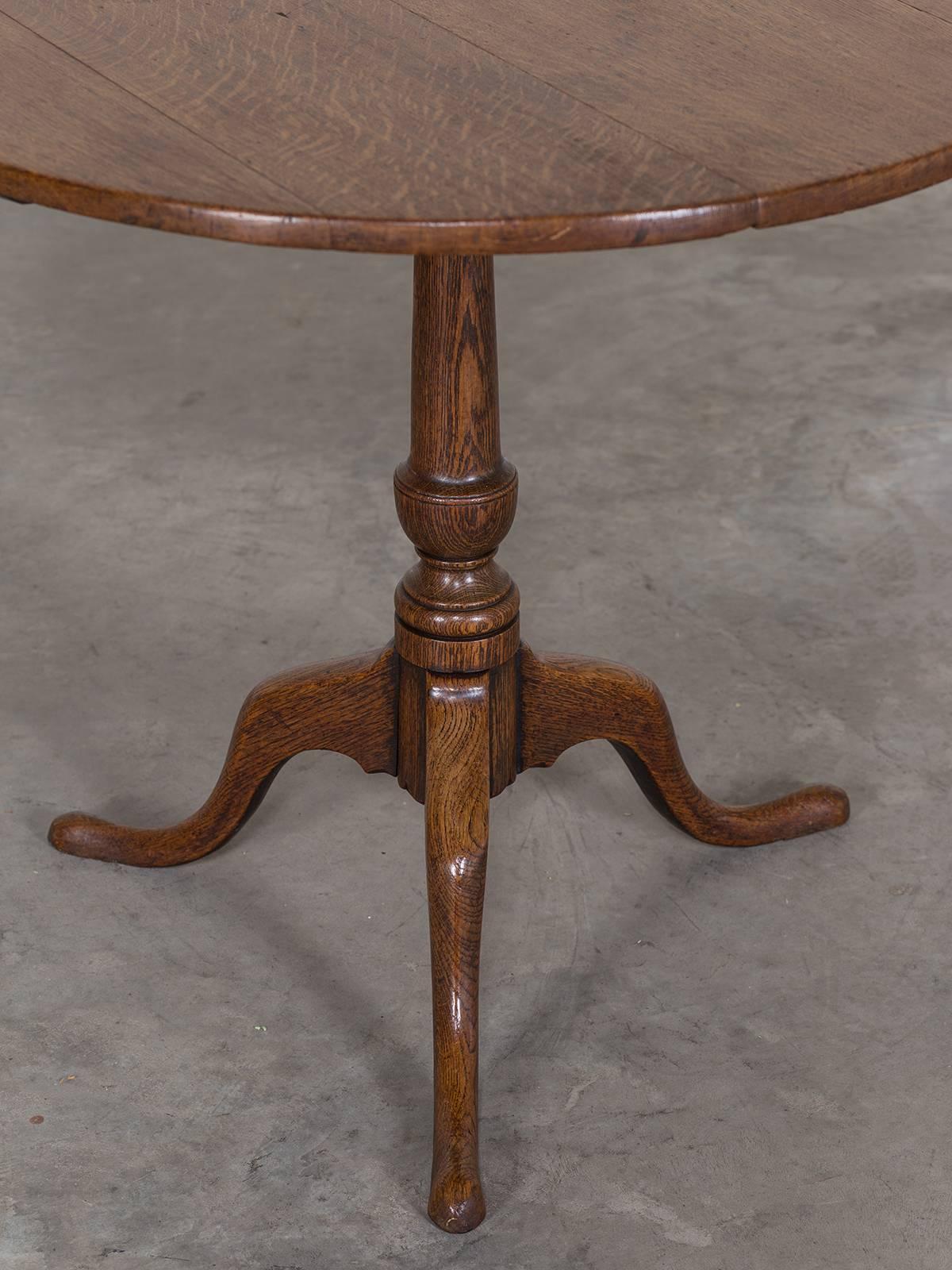 George III Period Antique English Oak Tilt-Top Table, circa 1790 In Excellent Condition In Houston, TX