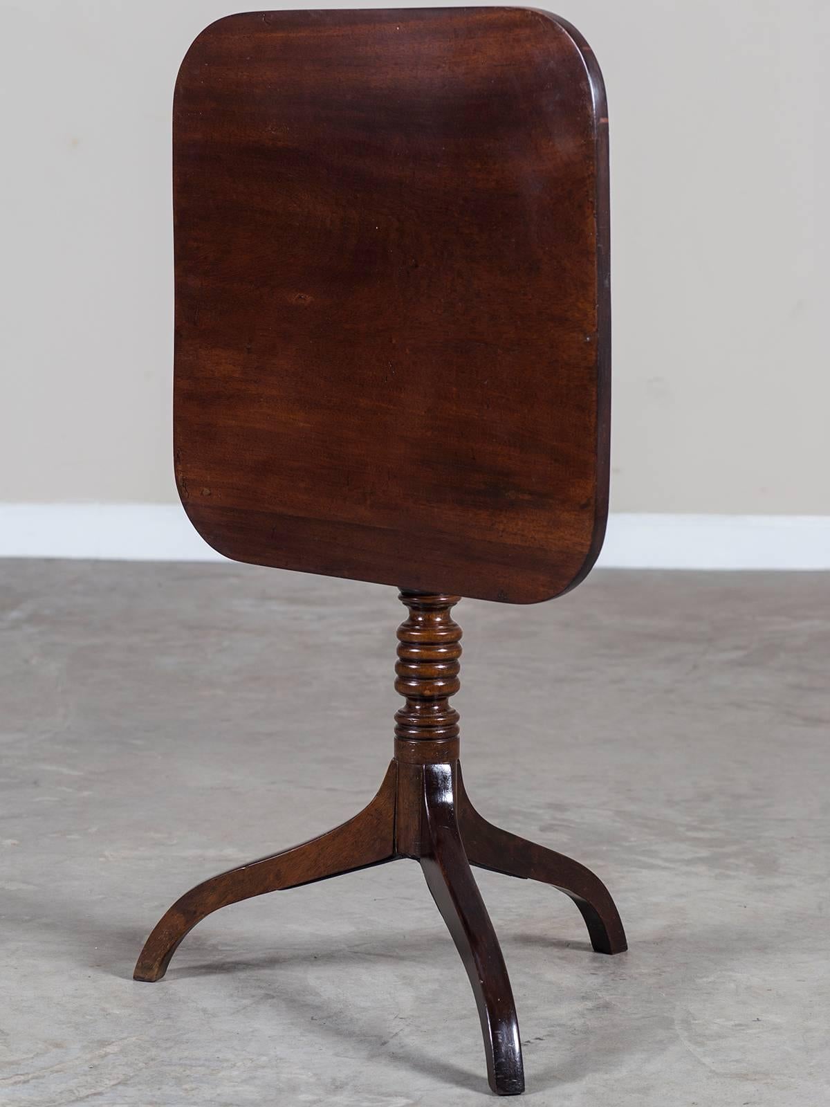 Antique English George III Mahogany Tilt-Top Table, circa 1800 In Excellent Condition In Houston, TX