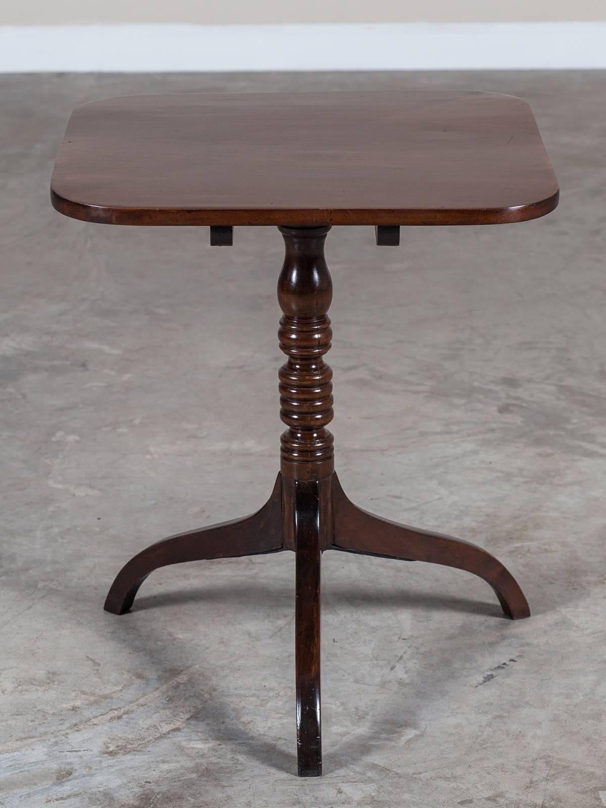 Hand-Carved Antique English George III Mahogany Tilt-Top Table, circa 1800