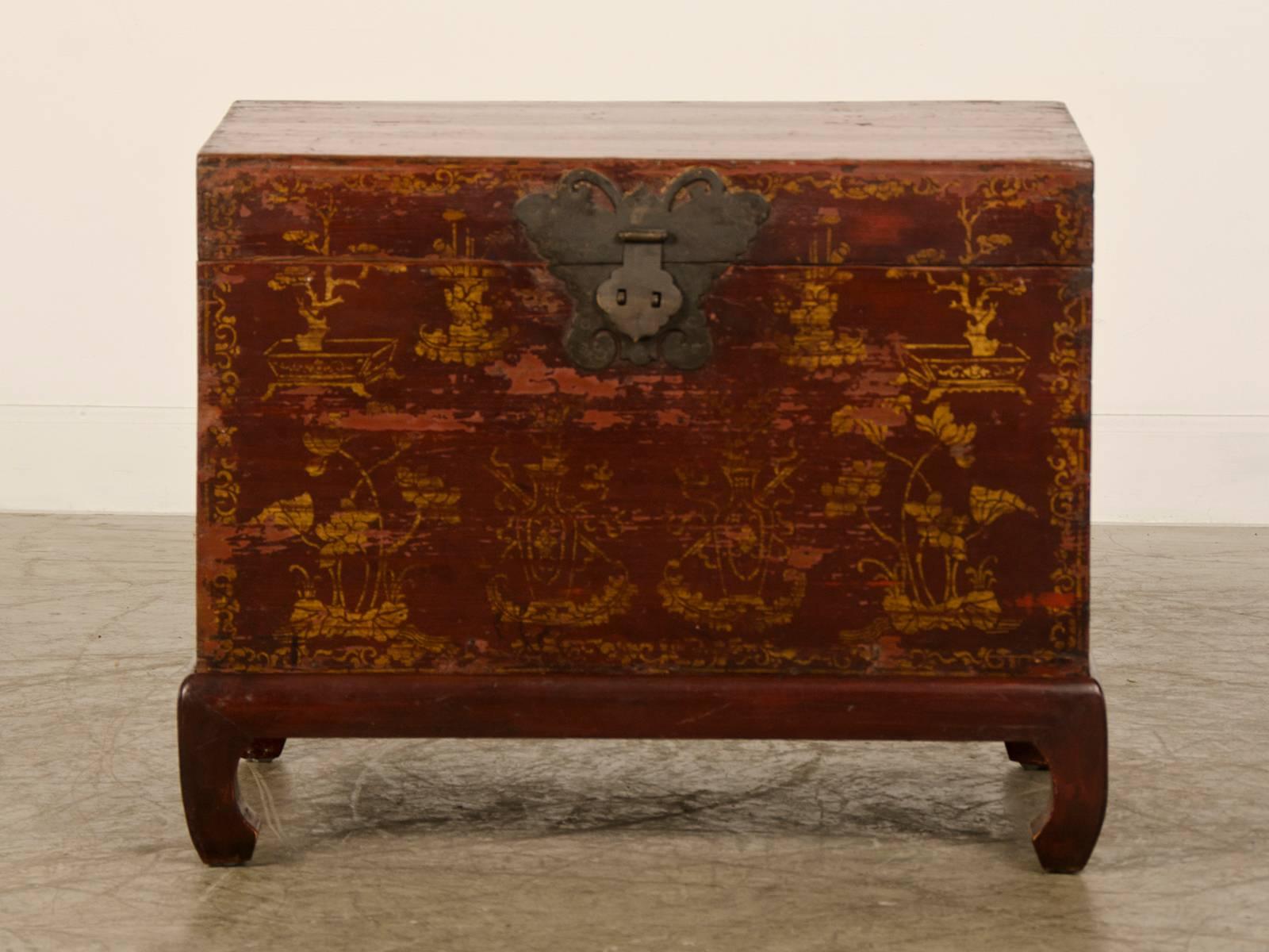 Red Lacquer Antique Chinese Trunk Kuang Hsu Period, circa 1875 In Excellent Condition For Sale In Houston, TX
