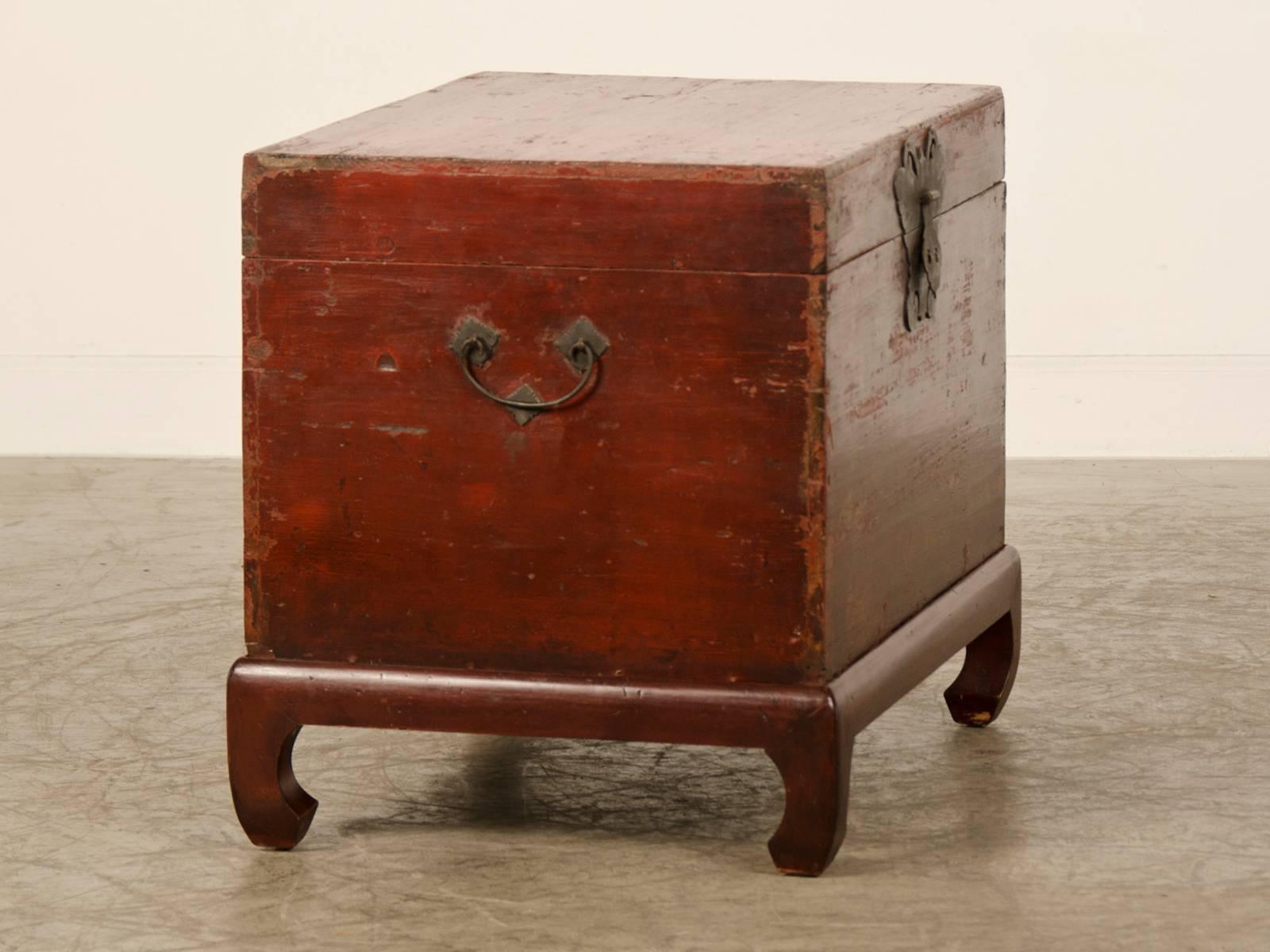 Late 19th Century Red Lacquer Antique Chinese Trunk Kuang Hsu Period, circa 1875 For Sale