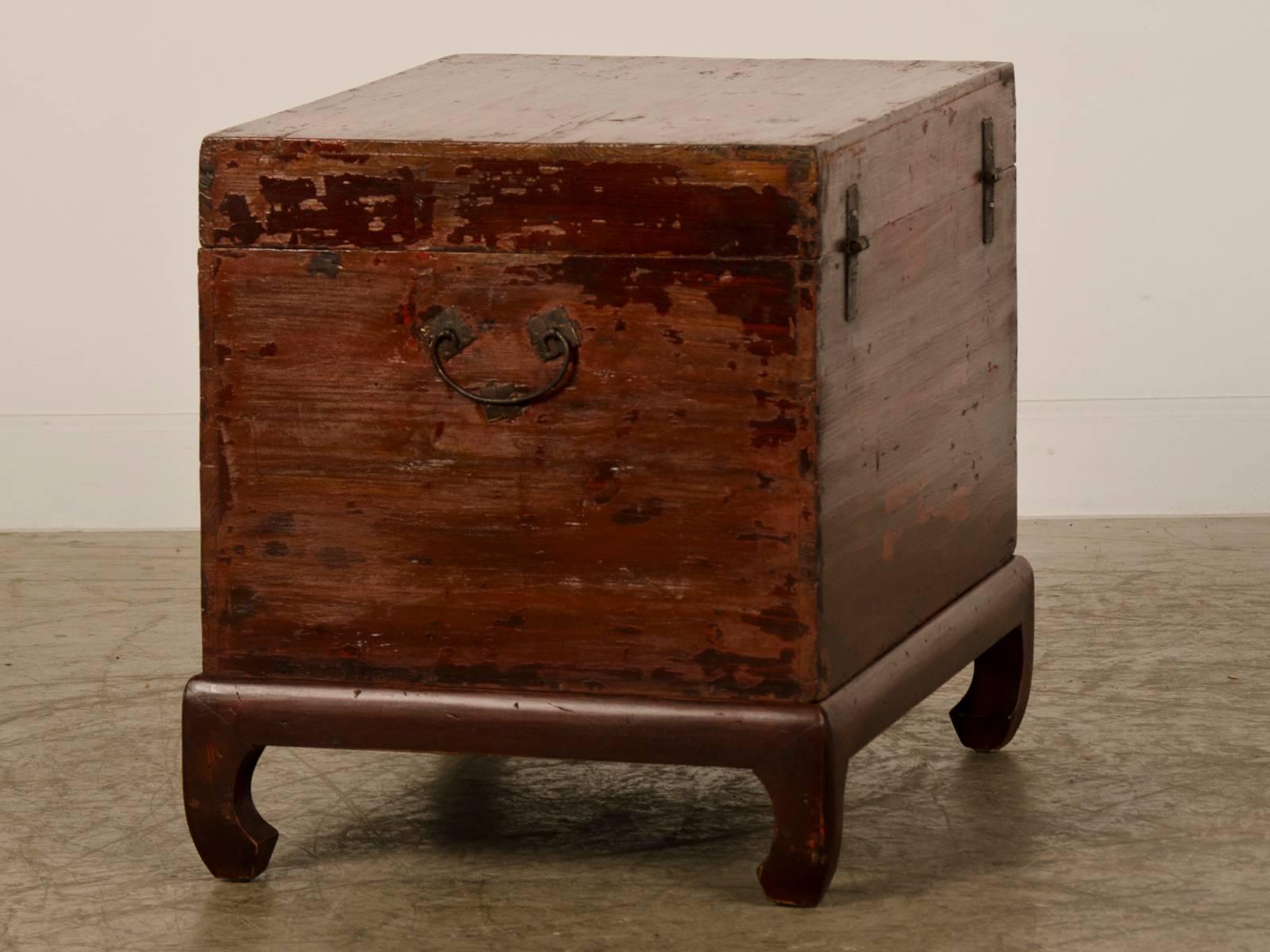 Red Lacquer Antique Chinese Trunk Kuang Hsu Period, circa 1875 For Sale 1
