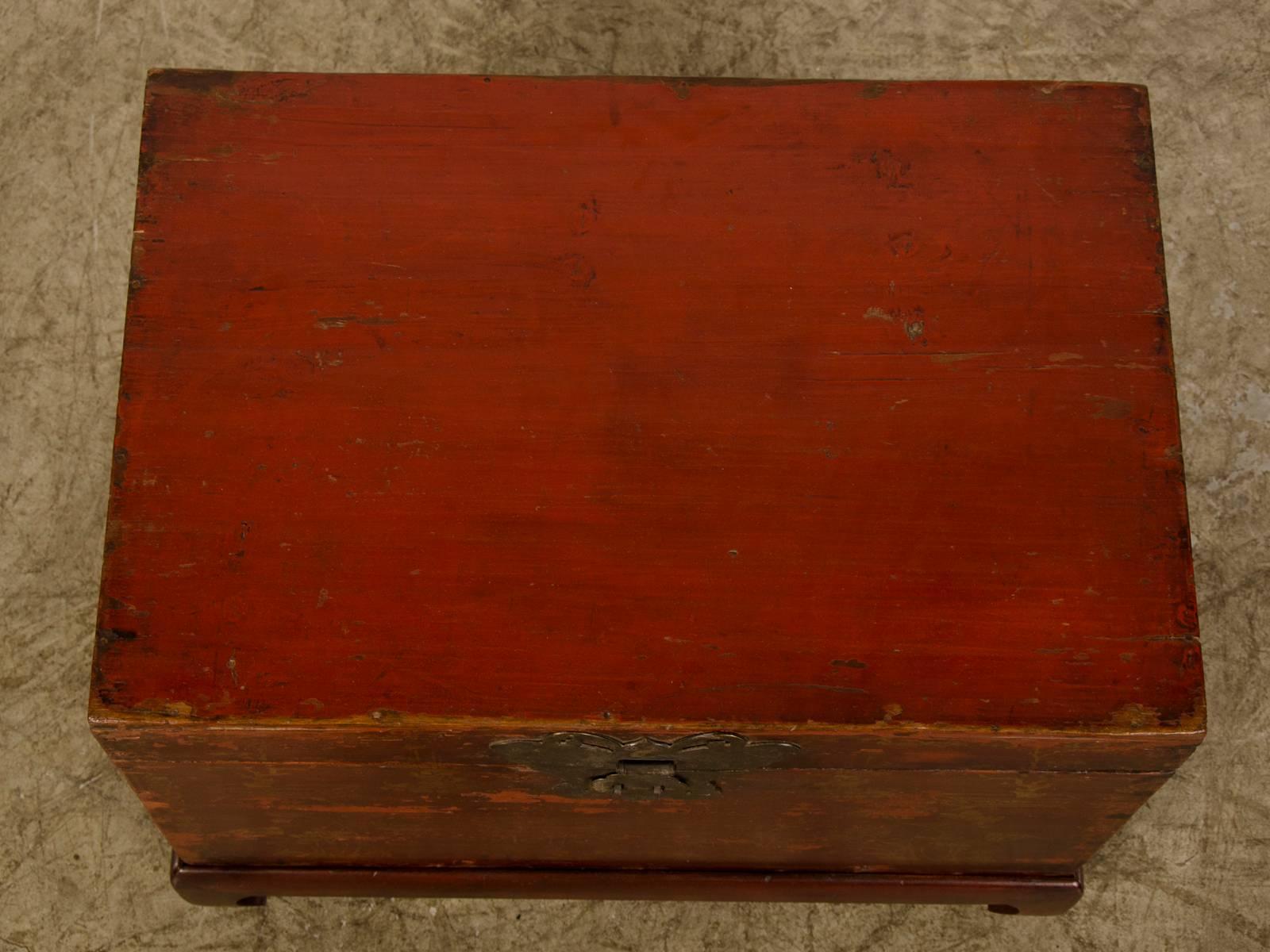 Red Lacquer Antique Chinese Trunk Kuang Hsu Period, circa 1875 For Sale 2